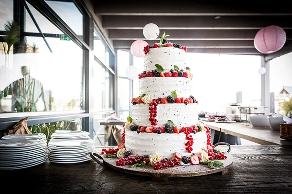 Bruidstaart van vier lagen met rood fruit