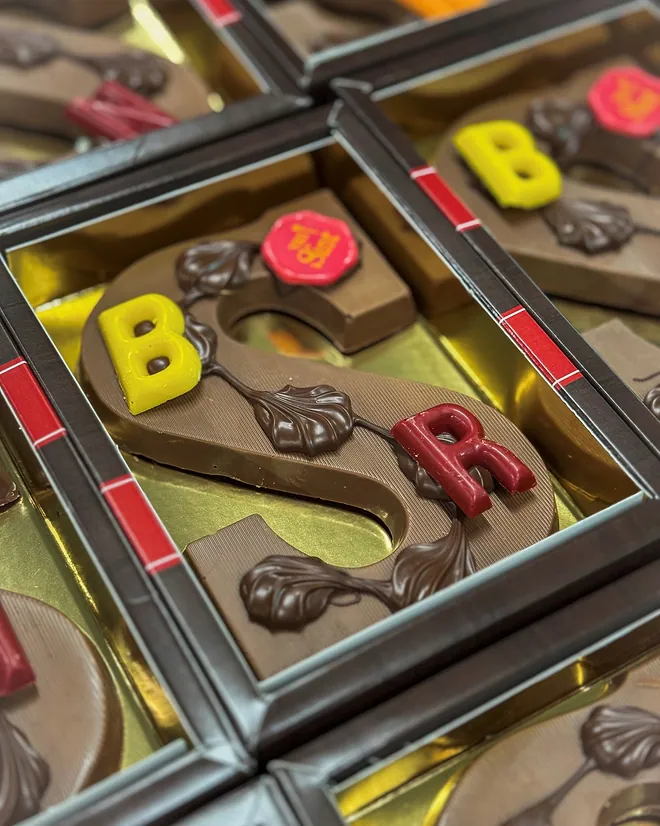 Handgedecoreerde chocoladeletters uit onze eigen chocolaterie, in gouden schaaltjes
