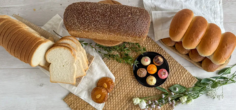 Broden, puntjes en kleine gebakjes op een gedekte tafel